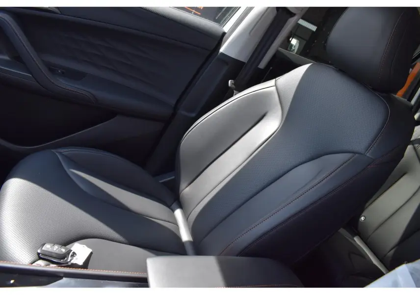 Vue rapprochée du siège avant droit en cuir noir avec surpiqûres marron du MG Motor EHS 1.5 Hybrid+ 224 ch Luxury blanc.