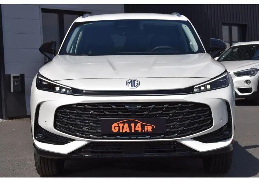 Vue frontale d'un MG Motor EHS blanc 2026 avec calandre noire large et phares LED fins intégrés.