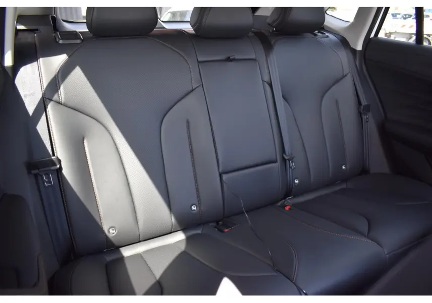 Vue intérieure sur les sièges arrière en cuir noir du MG Motor EHS 1.5 Hybrid+ 224 ch Luxury 2026.