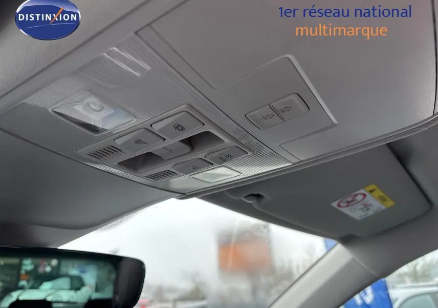 Vue intérieure du plafonnier gris clair du Volkswagen Tiguan 1.4 e-Hybrid 2022 avec commandes intégrées.