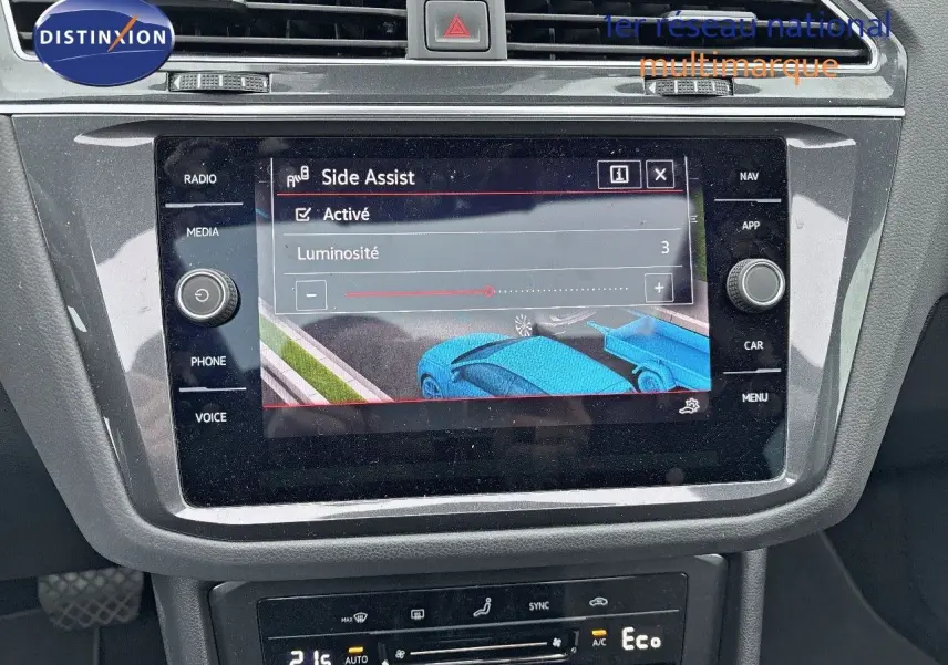 Vue rapprochée de l’écran tactile central du Volkswagen Tiguan gris lunaire, affichant l’activation de l’assistance Side Assist.