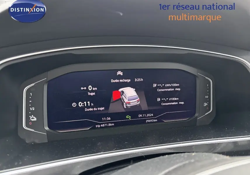 Tableau de bord numérique du Volkswagen Tiguan 1.4 E-HYBRID 245CH affichant la recharge et la porte arrière gauche ouverte.