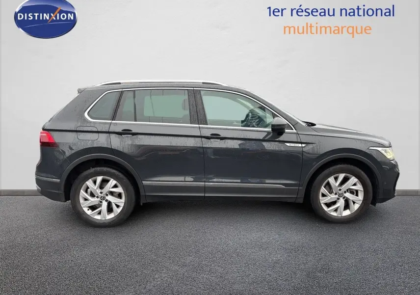 Volkswagen Tiguan 1.4 E-HYBRID gris lunaire vu de profil côté gauche sur fond neutre.