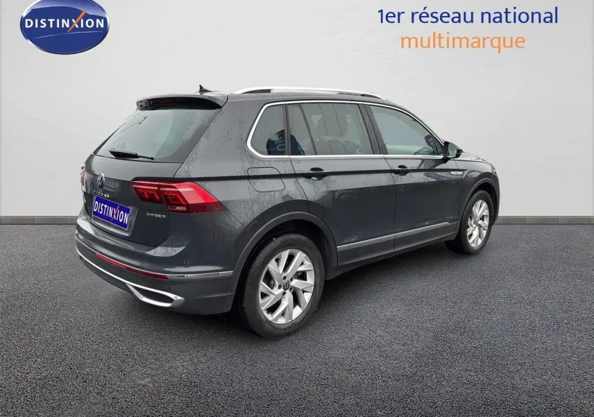 Volkswagen Tiguan 1.4 e-Hybrid gris lunaire vu de 3/4 arrière droit, SUV hybride rechargeable élégant et moderne.