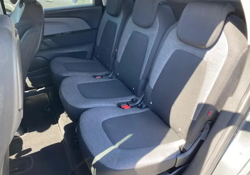 Vue côté droit des trois sièges arrière gris et noir du Citroën C4 Picasso 2016 avec habillage tissu bicolore.