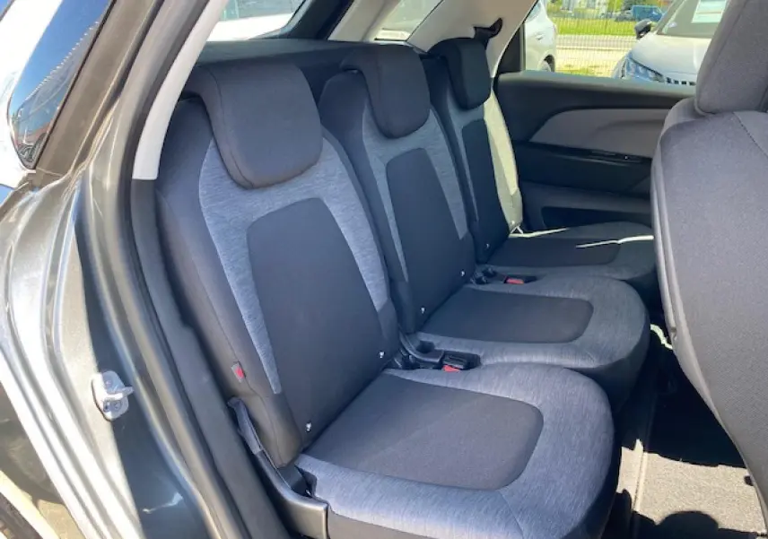 Vue intérieure côté gauche des sièges arrière gris foncé et clair du Citroën C4 Picasso gris shark 2016.