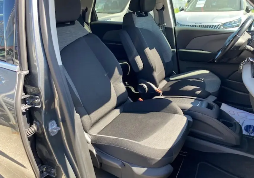 Vue intérieure côté gauche des sièges avant en tissu gris et noir d'une Citroën C4 Picasso gris shark 2016.