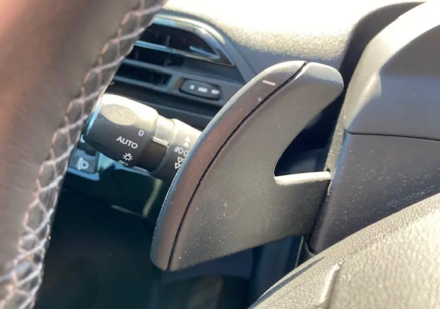 Gros plan sur la palette de commande de boîte au volant côté gauche du Citroën C4 Picasso gris Shark.