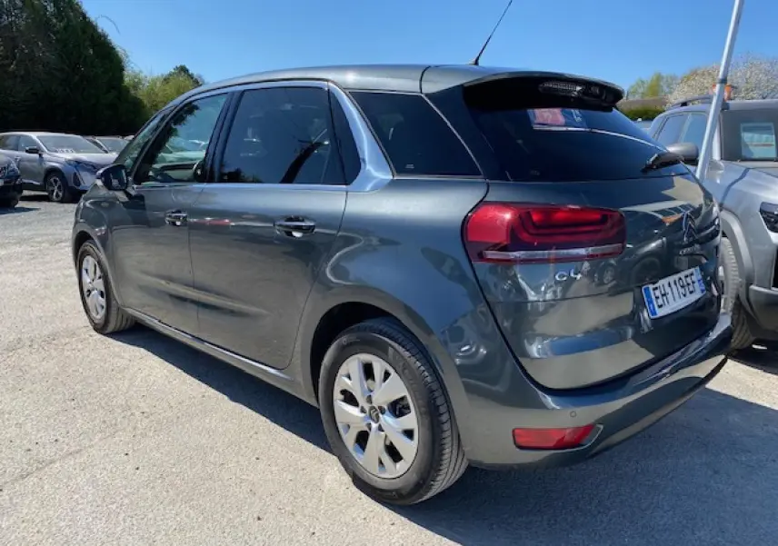 Citroën C4 Picasso gris shark vue 3/4 arrière droit, avec feux LED et jantes alliage 16 pouces visibles.