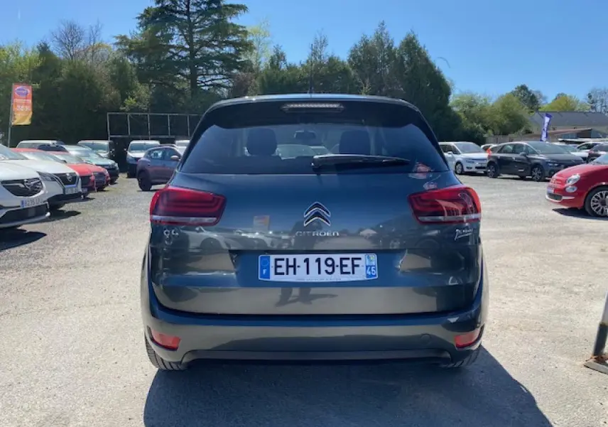 Vue arrière d'une Citroën C4 Picasso gris shark 2016 avec feux arrière rouges et plaque d'immatriculation française.