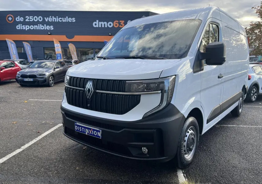 Renault Master blanc en 3/4 avant droit, fourgon avec calandre noire et pare-chocs noir mat visible en extérieur.