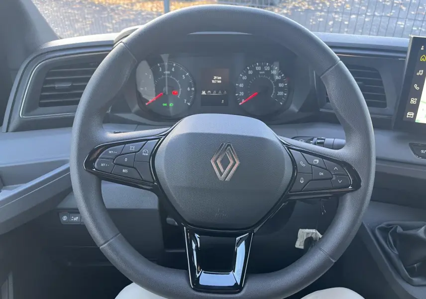 Volant noir avec logo Renault au centre, tableau de bord digital et commandes intégrées dans l'habitacle du Master 2025.