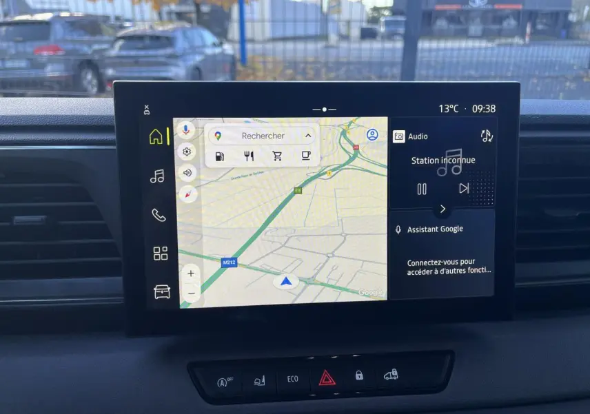 Vue intérieure du tableau de bord du Renault Master 2025 avec écran tactile affichant une carte de navigation.