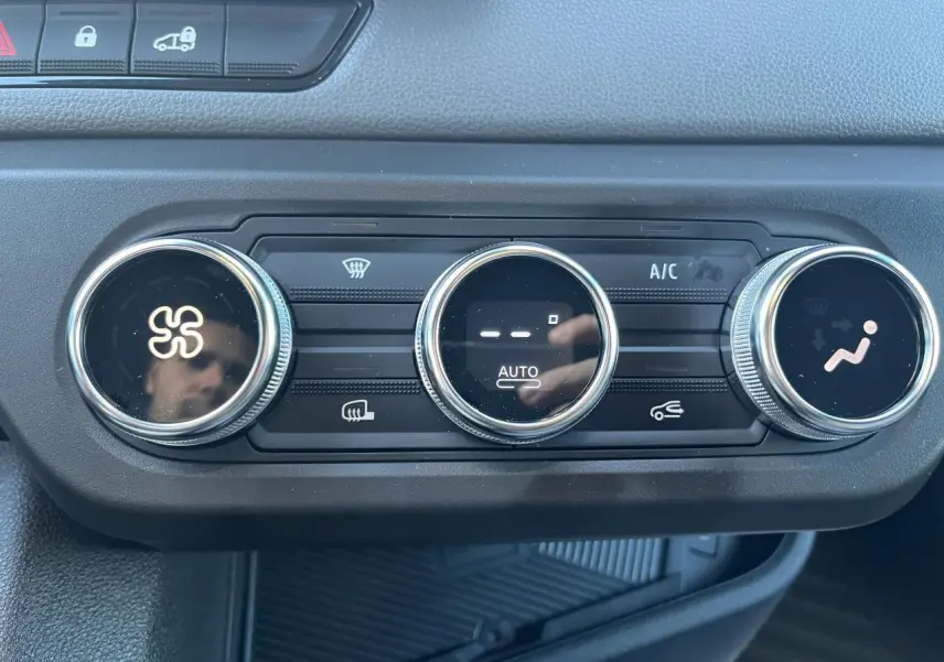 Gros plan sur les commandes de climatisation automatique du tableau de bord du Renault Master blanc 2025.