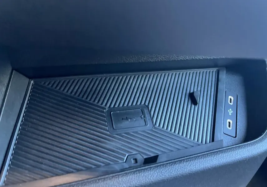 Plateau de chargement avec prise USB et USB-C dans l'habitacle du Renault Master blanc 2025.