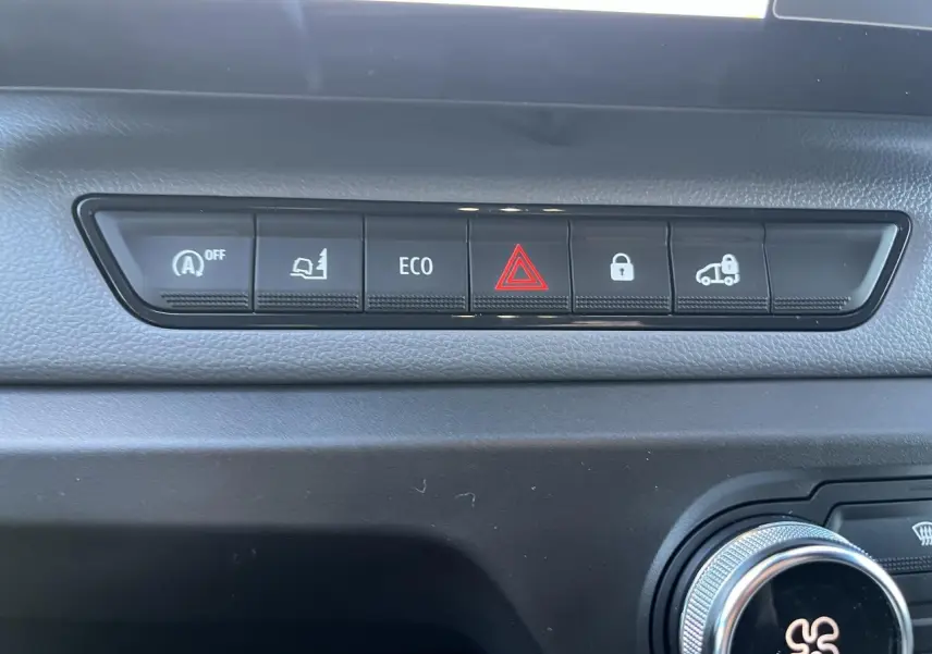 Boutons de commande du tableau de bord du Renault Master blanc, avec alerte de danger et mode ECO visibles.