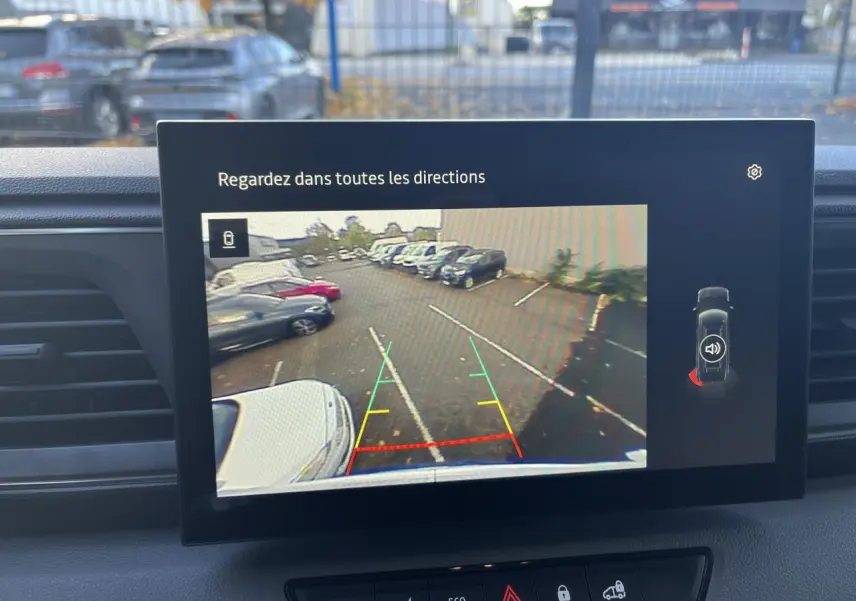 Écran de caméra de recul du Renault Master 2025 montrant le stationnement arrière avec lignes de guidage colorées.