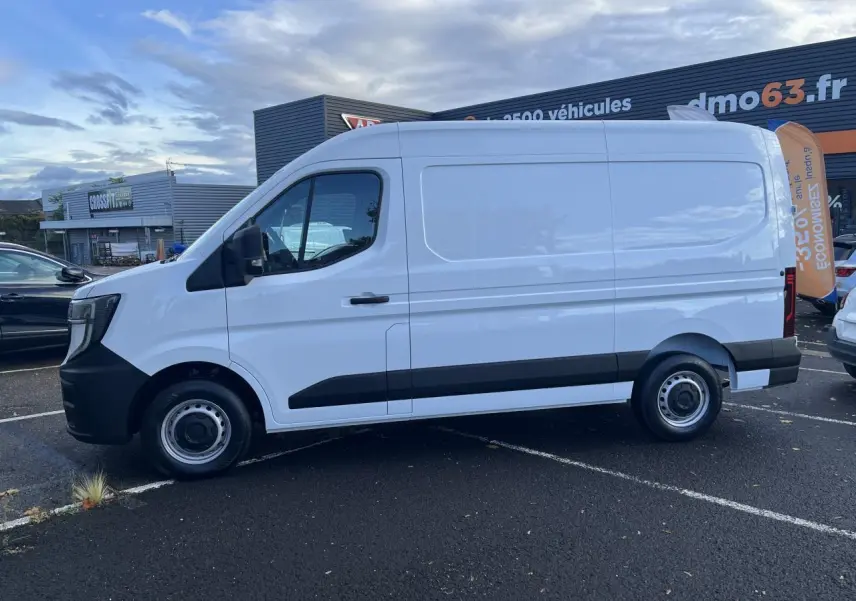 Renault Master blanc en vue profil côté gauche, fourgon utilitaire avec jantes tôles et protections noires.