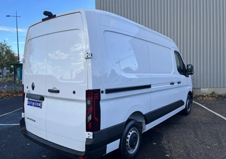 Renault Master blanc vu de l'arrière droit, fourgon tôlé avec feux arrière LED et jantes tôles 16 pouces.