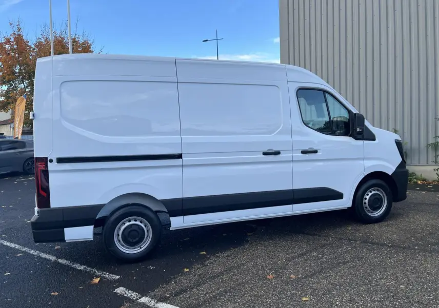 Renault Master blanc vu de profil côté gauche, fourgon tôlé avec jantes acier et protections noires.