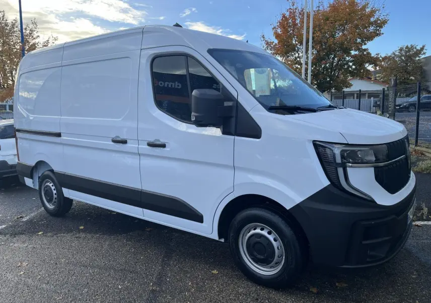 Renault Master blanc en vue 3/4 avant droit, fourgon avec calandre noire et jantes tôles 16 pouces.