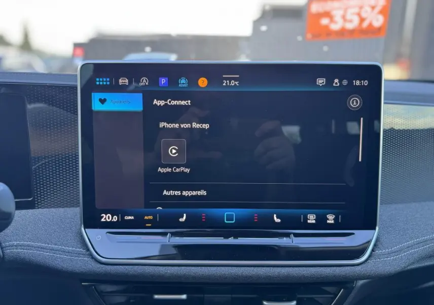 Écran tactile 12,9 pouces du tableau de bord de la Volkswagen Passat SW noire, affichant Apple CarPlay.