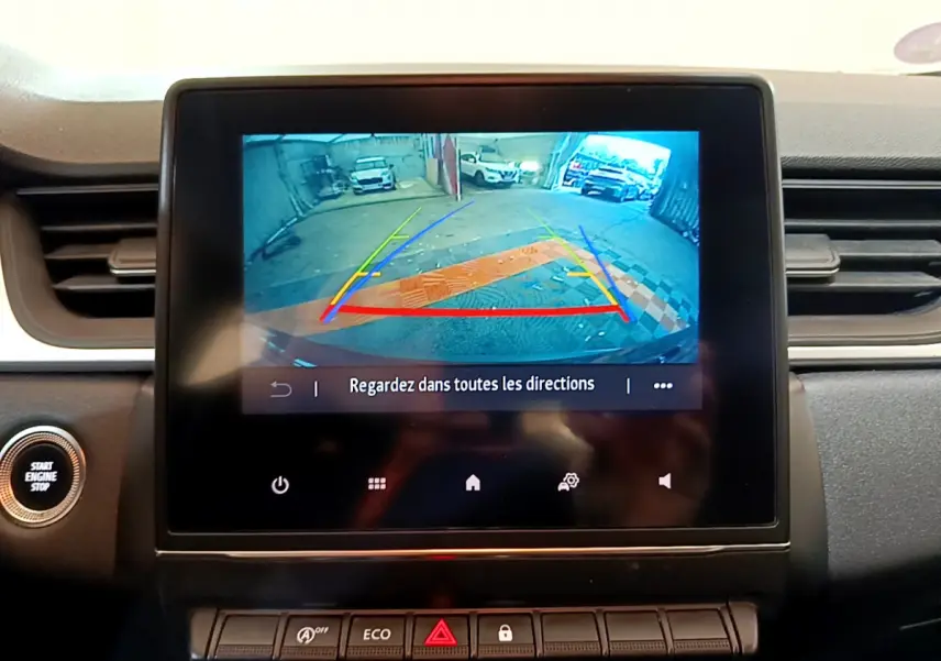 Écran tactile central du Renault Captur Business TCe 90 2021 montrant la caméra de recul avec lignes de guidage colorées.