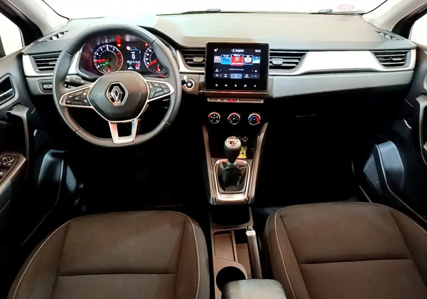 Intérieur du Renault Captur Business 2021, vue de face sur le tableau de bord noir avec écran tactile central et volant multifonctions.
