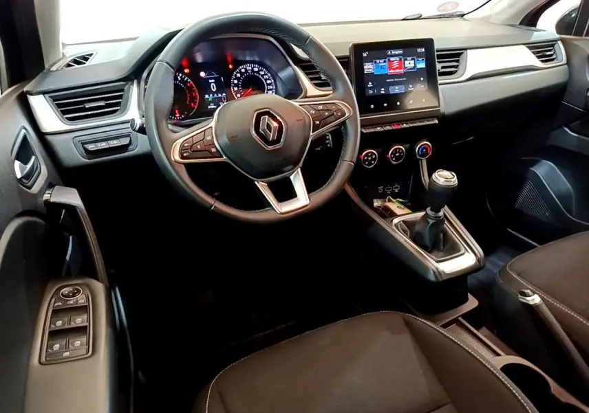 Intérieur noir du Renault Captur Business 2021 vu côté conducteur, volant multifonctions et écran tactile central.