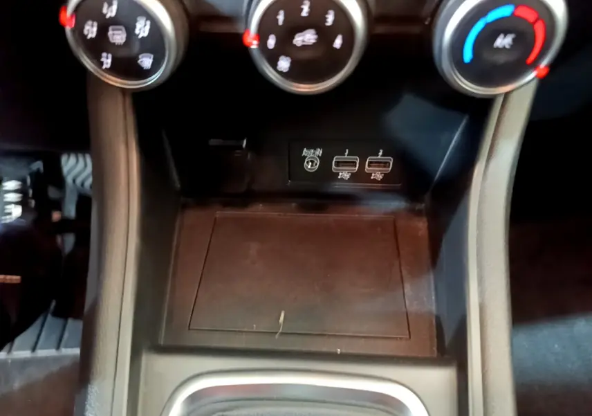 Gros plan sur la console centrale du Renault Captur Business TCe 90 2021, montrant les commandes de climatisation et ports USB.