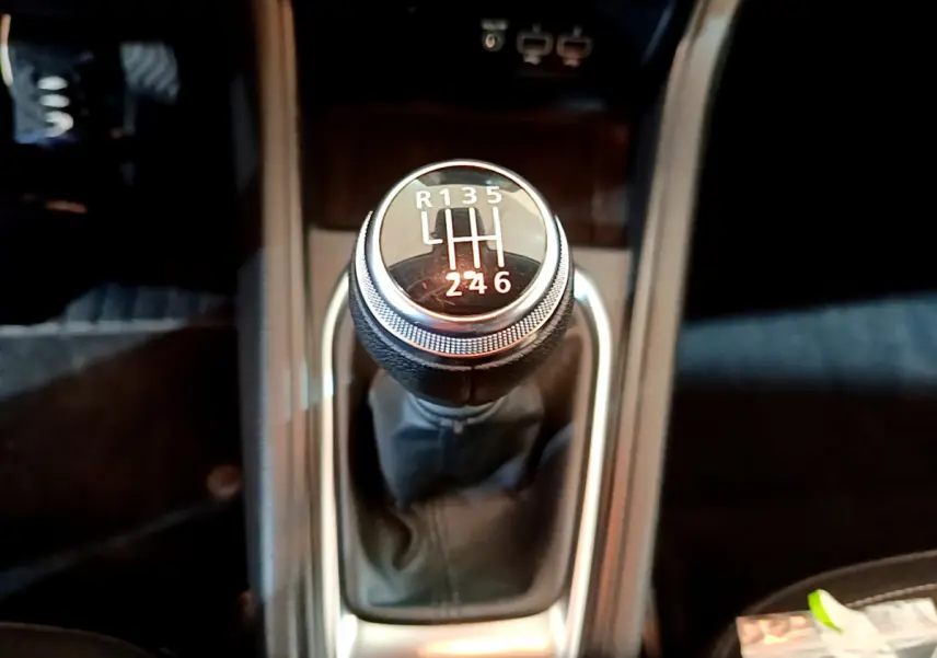 Le levier de vitesses manuel noir du Renault Captur Business TCe 90 de 2021 vu en gros plan depuis l'intérieur central.