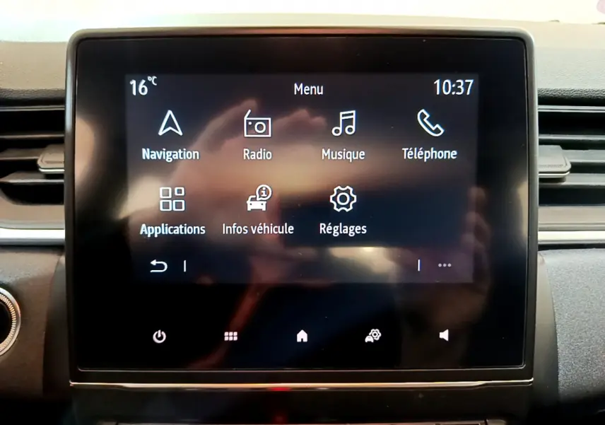 Écran tactile central 7 pouces du tableau de bord du Renault Captur Business TCe 90 noir, affichant le menu principal.