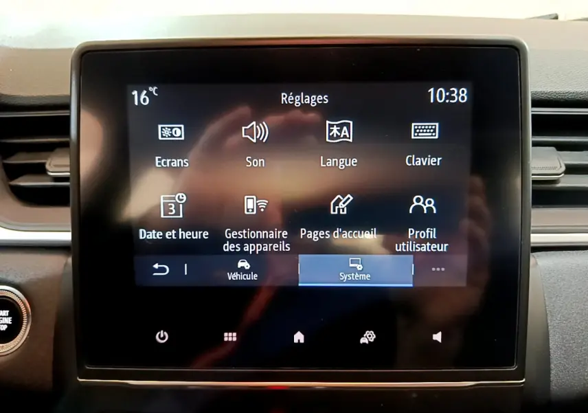 Écran tactile central du tableau de bord du Renault Captur Business TCe 90 noir, affichant le menu Réglages.