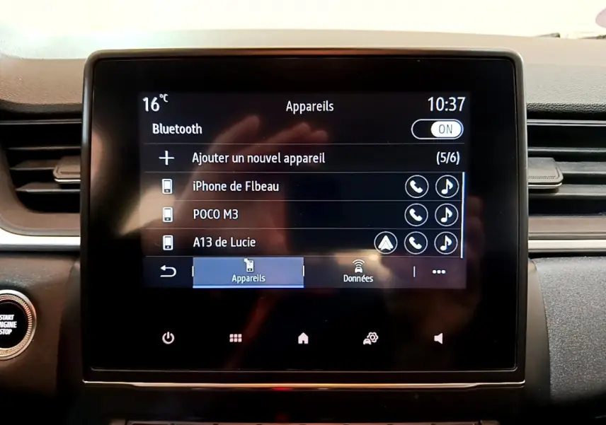 Écran tactile central du tableau de bord du Renault Captur Business TCe 90 2021 affichant menu Bluetooth et commandes multimédia.