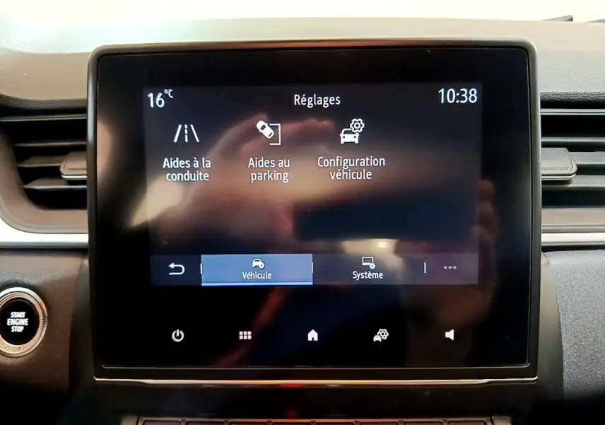 Écran tactile central du tableau de bord du Renault Captur Business TCe 90 noir, affichant les réglages du véhicule.