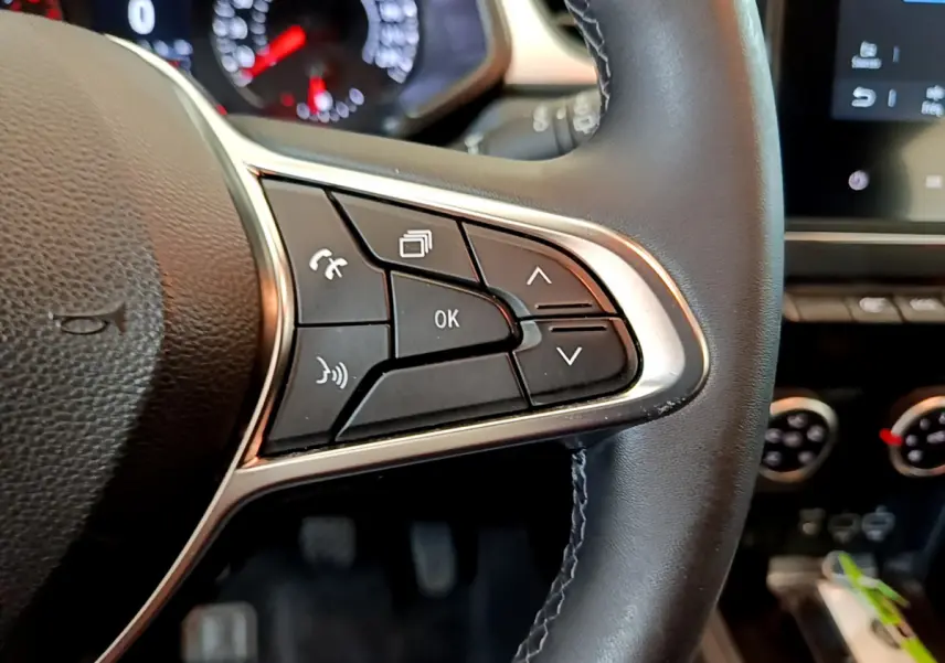 Gros plan sur les commandes multifonctions côté droit du volant noir du Renault Captur Business TCe 90 2021.