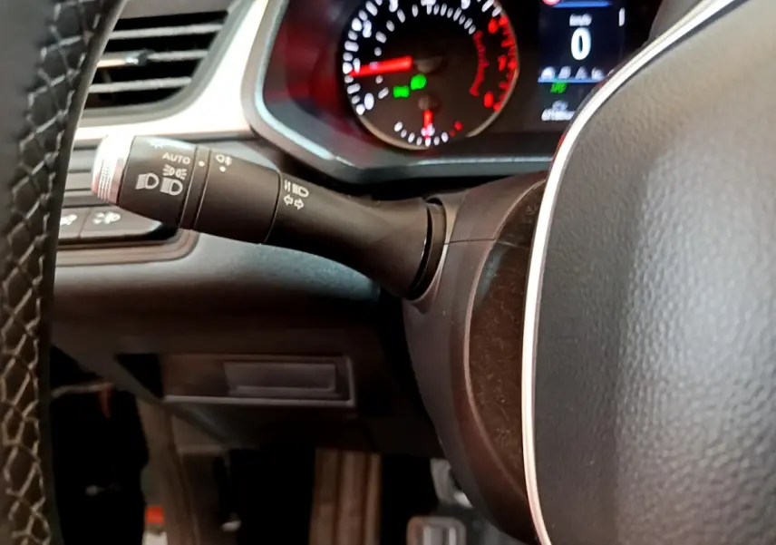 Gros plan sur le commodo gauche et le tableau de bord du Renault Captur Business noir, affichage digital à zéro kilomètre.