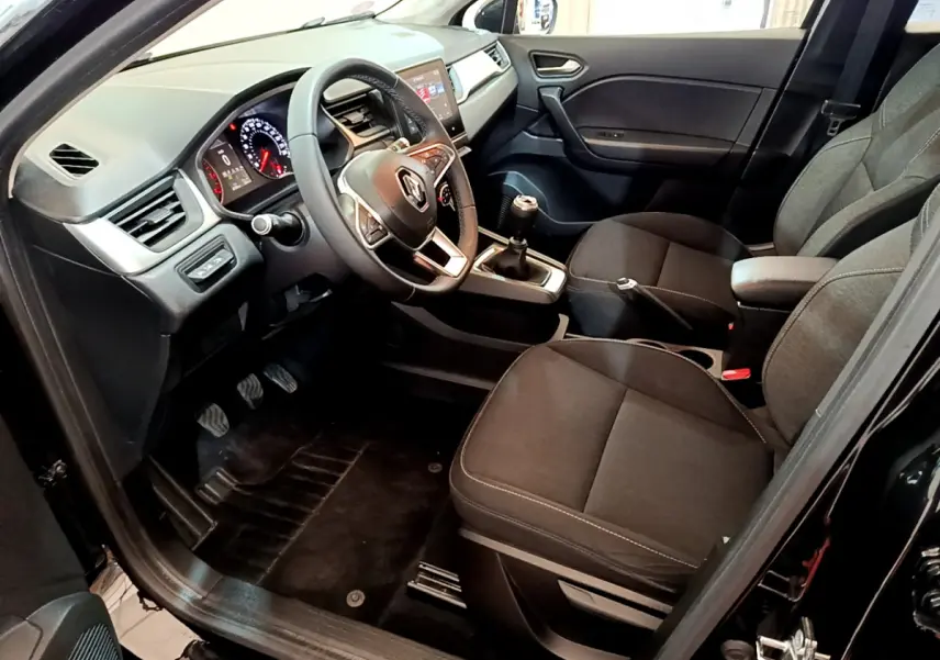 Intérieur avant droit du Renault Captur Business TCe 90 2021 noir, volant multifonctions et boîte manuelle visible.