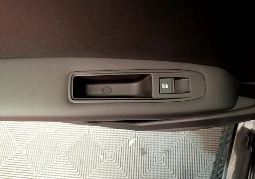 Détail de la commande de verrouillage des vitres sur la portière intérieure côté conducteur d'un Renault Captur Business noir 2021.