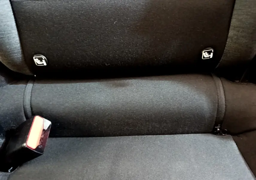 Gros plan sur la banquette arrière noire du Renault Captur Business TCe 90 2021 avec attaches Isofix visibles.