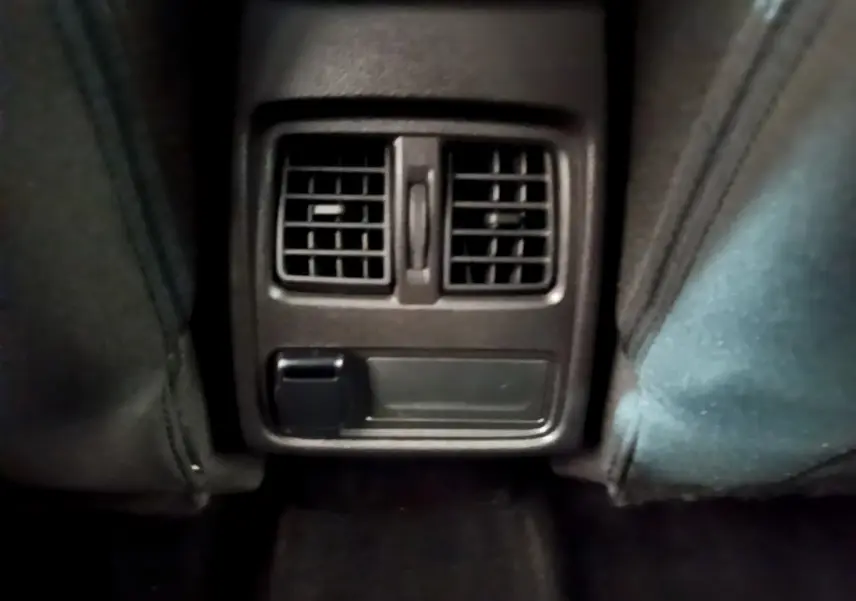 Vue rapprochée des bouches d'aération arrière noires entre les sièges avant du Renault Captur Business TCe 90 2021.