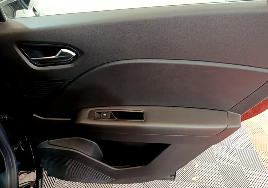 Vue intérieure côté gauche de la porte noire du Renault Captur Business TCe 90 2021 avec commande de fenêtre électrique.