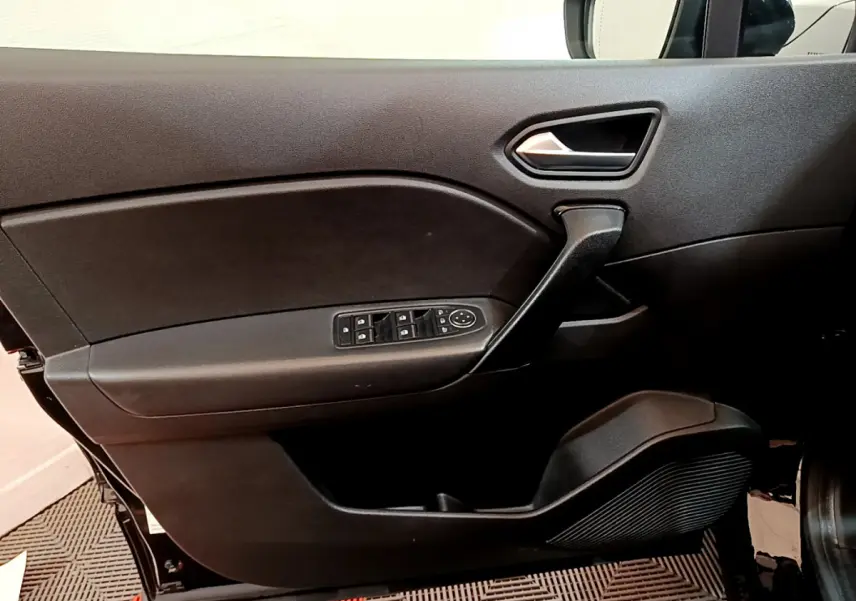 Intérieur noir de la porte côté gauche du Renault Captur Business TCe 90 2021, avec commandes électriques et poignée intégrée.