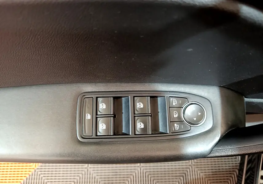 Panneau de commandes des vitres et rétroviseurs côté conducteur du Renault Captur Business noir, vue rapprochée intérieure.