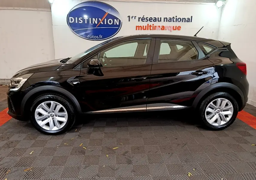 Profil côté gauche d'un Renault Captur Business noir 2021, avec jantes alliage et poignées de porte ton caisse.