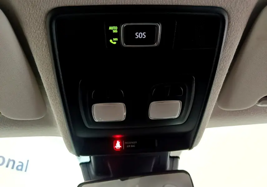 Vue en contre-plongée du panneau de commande de toit avec bouton SOS et indicateur airbag passager du Renault Captur noir 2021.