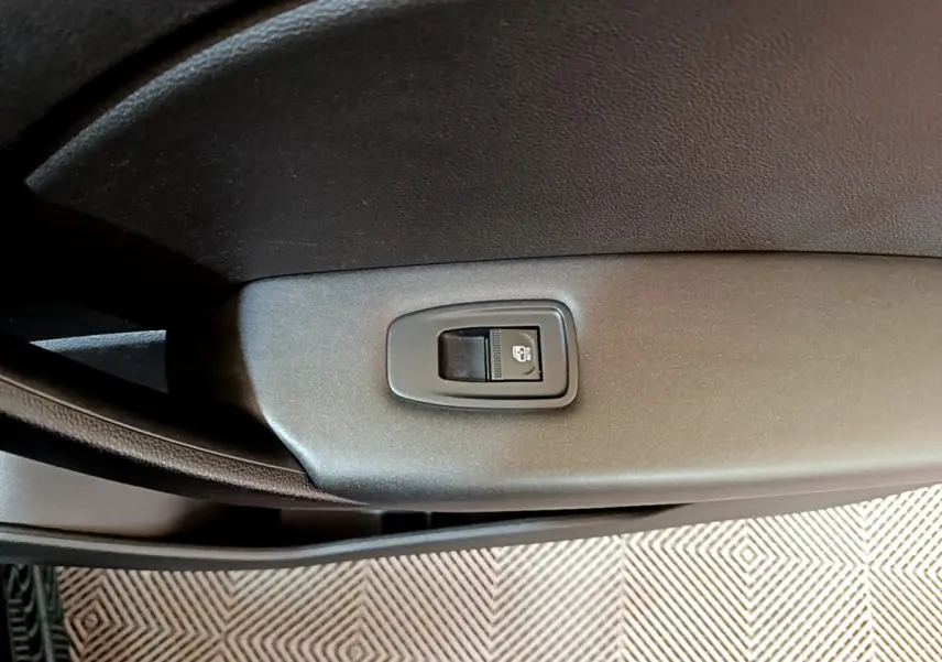 Bouton de verrouillage électrique des portes sur la portière côté conducteur d'un Renault Captur noir 2021.