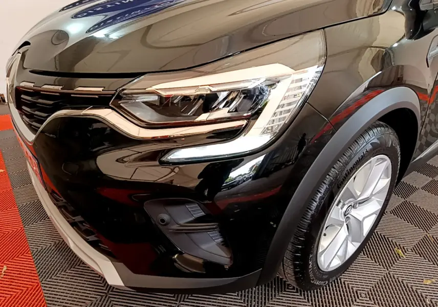 Gros plan sur l'avant droit noir du Renault Captur Business TCe 90 2021 avec phares LED et jante argentée.