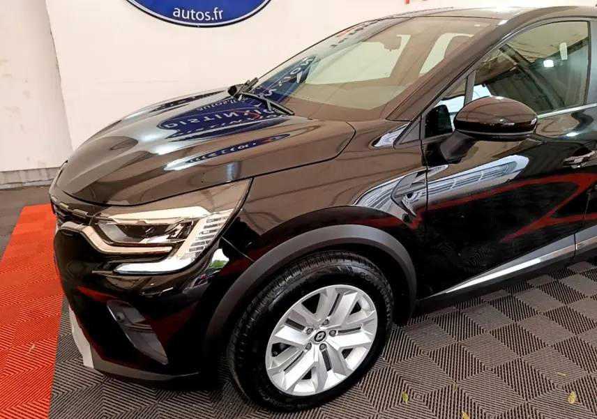 Vue 3/4 avant gauche d'un Renault Captur Business noir brillant avec phares LED et jantes argentées.
