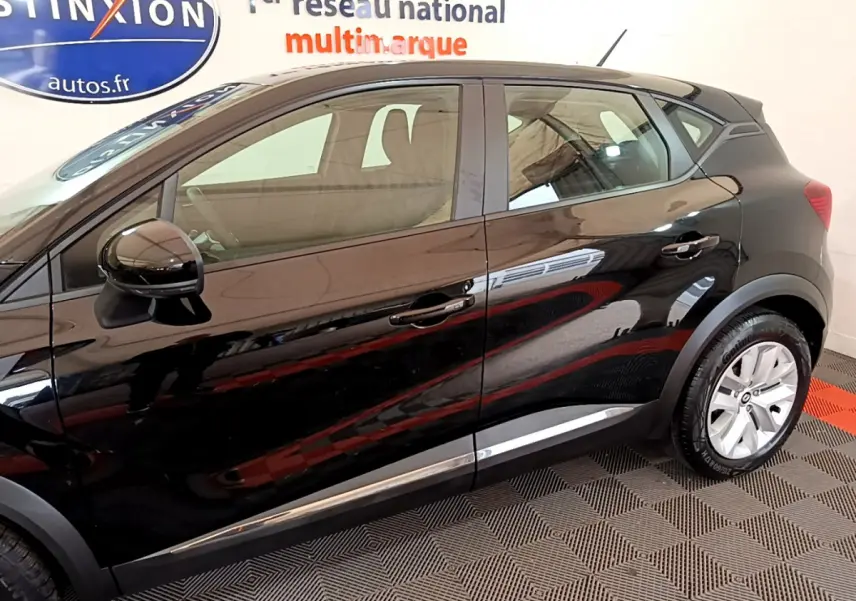 Profil côté gauche d'un Renault Captur Business TCe 90 noir 2021, avec jantes argentées et rétroviseurs assortis.